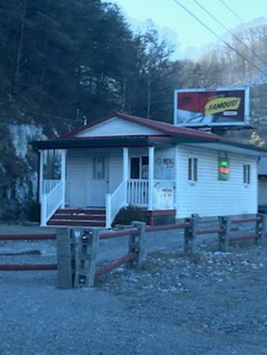 101 Village Dr, Prestonsburg, KY 41653